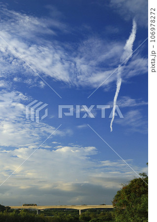 夕暮れの鬼怒川を渡るライトレール 106978272