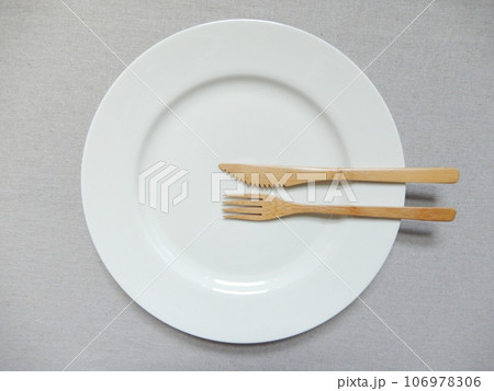食事終了(フランス式) ナイフとフォークの置き方 食事終了(フランス式) ナイフとフォークの置き方 106978306