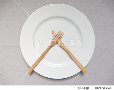 食事中（イギリス式）　ナイフとフォークの置き方 106978358
