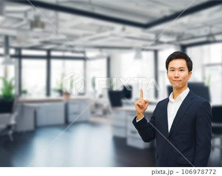 人差し指 を 立てて ポーズ をとる 日本人 男性 【 ビジネス イメージ 】 106978772