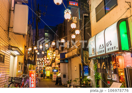 日本の東京都市景観 赤羽駅前の飲み屋街などを望む（OK横丁） 106978776