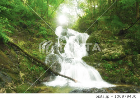 幻想的な落雲の滝 106979430