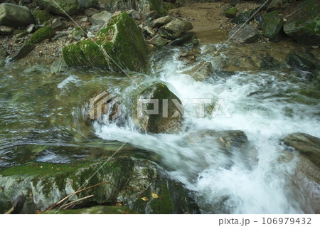 花園渓谷の水の流れ 106979432