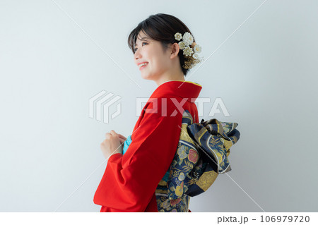 赤い色無地の振袖 106979720