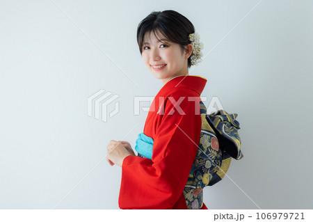 赤い色無地の振袖 106979721