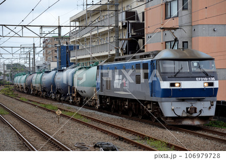 武蔵野線を走るEF210-136タンク貨物列車 106979728