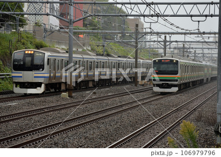 首都圏を並走する電車 106979796