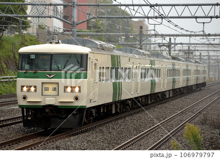 東海道線を走る185系回送電車6両 東海道線を走る185系回送電車6両 106979797