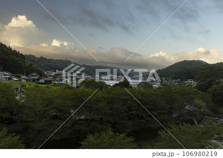 夕暮れの積乱雲と真岡鐵道 106980219