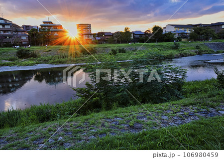 夕刻の鴨川の風景/京都 夕刻の鴨川の風景/京都 106980459