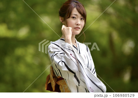 浴衣を着た微笑む若い女性 106980529