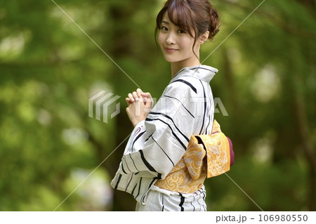 浴衣を着た微笑む若い女性 浴衣を着た微笑む若い女性 106980550