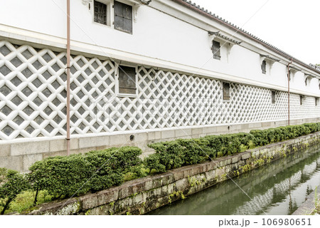 なまこ壁と古い町並み 日本の伝統の壁塗り イメージ素材 なまこ壁と古い町並み 日本の伝統の壁塗り イメージ素材 106980651