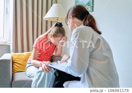 Child family psychology, female therapist talking to girl child Child family psychology, female therapist talking to girl child 106981179