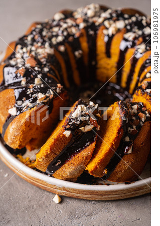 Vanilla bundt cake 106981975