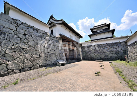 青空と福岡城の風景　下之橋御門石垣と櫓 106983599