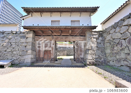 青空と福岡城の風景 下之橋御門石垣と櫓 青空と福岡城の風景 下之橋御門石垣と櫓 106983600