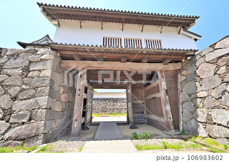 青空と福岡城の風景　下之橋御門石垣と櫓 106983602