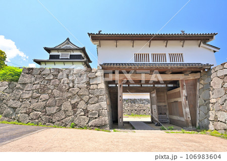 青空と福岡城の風景 下之橋御門石垣と櫓 青空と福岡城の風景 下之橋御門石垣と櫓 106983604