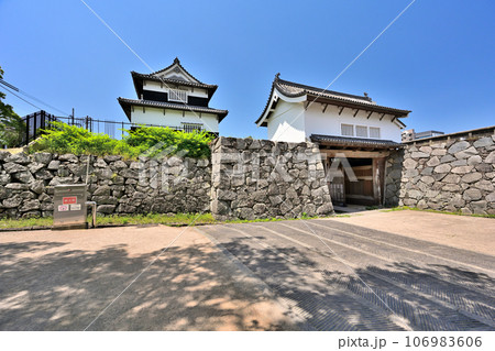 青空と福岡城の風景 下之橋御門石垣と櫓 青空と福岡城の風景 下之橋御門石垣と櫓 106983606