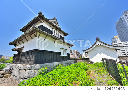 青空と福岡城の風景 下之橋御門石垣と櫓 青空と福岡城の風景 下之橋御門石垣と櫓 106983608