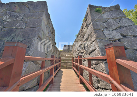 青空と福岡城の風景 石垣と櫓 青空と福岡城の風景 石垣と櫓 106983641