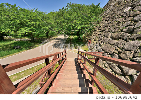 青空と福岡城の風景 本丸石垣と櫓 青空と福岡城の風景 本丸石垣と櫓 106983642