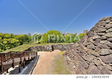 青空と福岡城の風景 石垣と櫓 青空と福岡城の風景 石垣と櫓 106983649