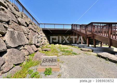 青空と福岡城の風景　石垣と櫓 106983652