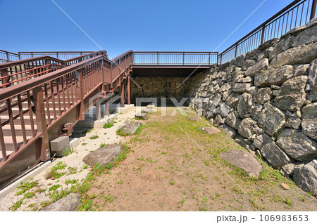 青空と福岡城の風景 石垣と櫓 青空と福岡城の風景 石垣と櫓 106983653