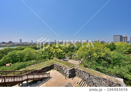 青空と福岡城の風景 石垣と櫓 青空と福岡城の風景 石垣と櫓 106983656