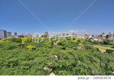 青空と福岡城の風景 石垣と櫓 青空と福岡城の風景 石垣と櫓 106983658