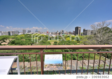 青空と福岡城の風景　石垣と櫓 106983662