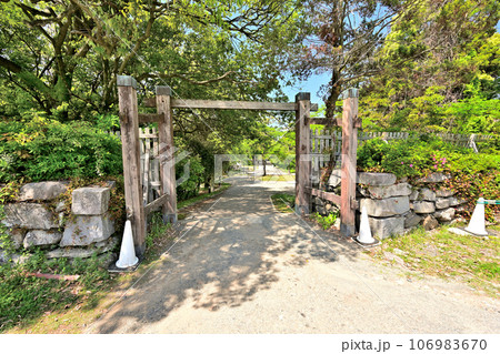 青空と福岡城の風景　石垣と櫓 106983670
