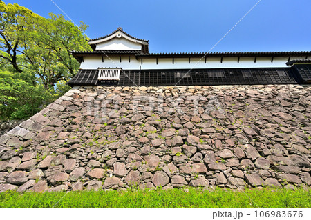 青空と福岡城の風景　石垣と多聞櫓 106983676