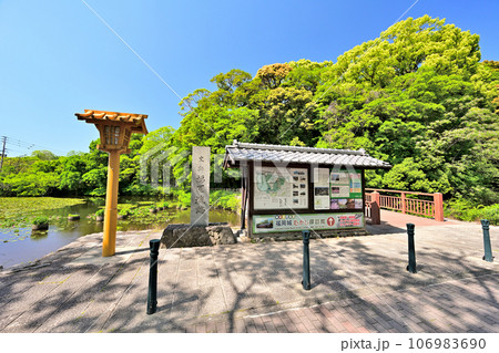 青空と福岡城の風景　石垣と櫓と堀 106983690