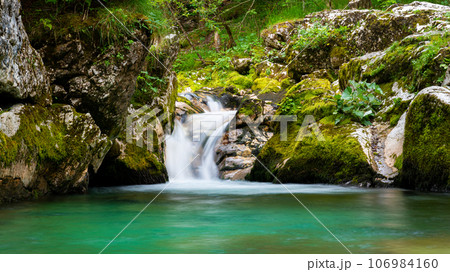 Blurred image of stream of water flowing through cascades 106984160