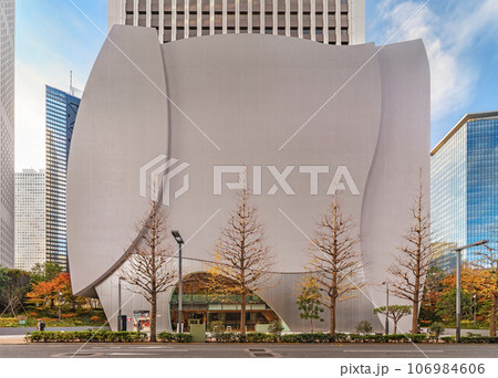 [東京・新宿]  優美な女性像をイメージし、柔らかな曲線でデザインされたSOMPO美術館。 106984606