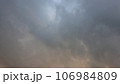 台風前の雨雲が覆う空 106984809
