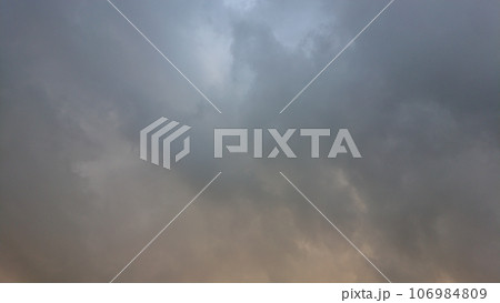 台風前の雨雲が覆う空 台風前の雨雲が覆う空 106984809