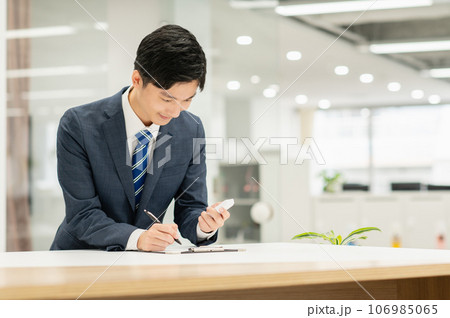 オフィスでアルコールチェックする若いビジネスマン 106985065