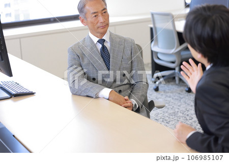 エグゼクティブコーチ_コーチから助言を受ける役員_1 エグゼクティブコーチ_コーチから助言を受ける役員_1 106985107