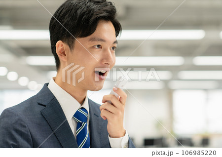 オフィスでアルコールチェックする若いビジネスマン 106985220