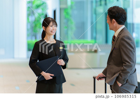 ホテルで案内をする女性スタッフ 106985315