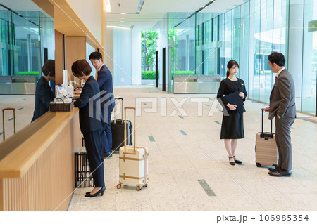 ホテルのフロントでチェックインをするビジネスパーソン 106985354