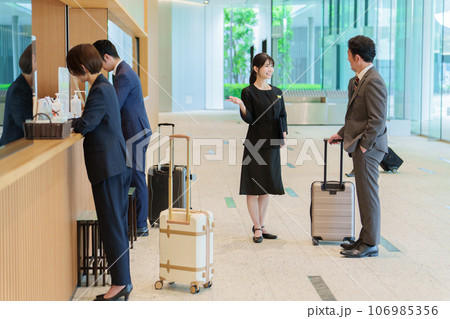ホテルのフロントでチェックインをするビジネスパーソン 106985356