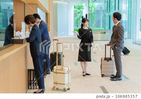 ホテルのフロントでチェックインをするビジネスパーソン 106985357