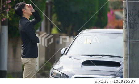 駐禁ステッカーを貼られた乗用車 106985537