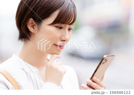 スマートフォンで検索する女性　 106986122