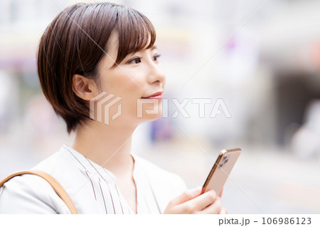 スマートフォンで検索する女性 スマートフォンで検索する女性 106986123